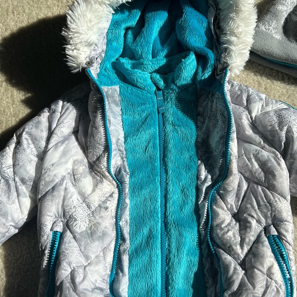 Snozu winter coat 3T 
Come with beanie - Picture 4 of 13